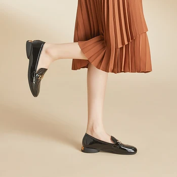 KANGNAI Mocasini Femei Pantofi de Piele de Brevet Metal Decor Rotund Deget de la picior Toc Gros Penny Slip-On Retro Doamnelor Apartamente